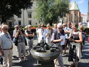Die Mitglieder des Kultur- und Heimatvereins stehen vor einem Modell der Stadt Krakau.